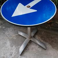 Segnale stradale con piedistallo tavolo in ferro