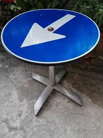 Segnale stradale con piedistallo tavolo in ferro