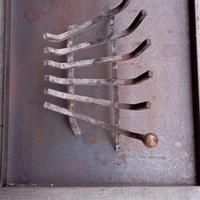 Brucialegna con pomelli in ottone e base in ferro.