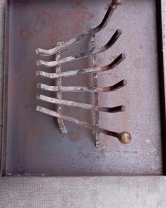 Brucialegna con pomelli in ottone e base in ferro.