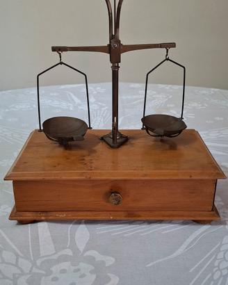 Bilancia vintage di precisione con pesi