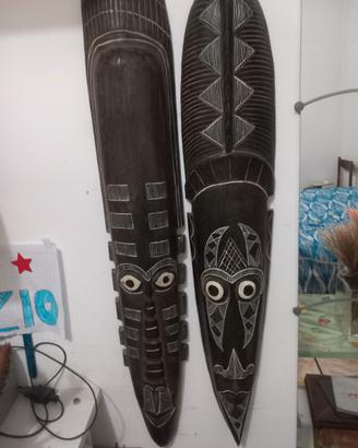 Titolo: Maschere africane in legno intagliato — co