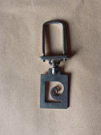 PIERRE CARDIN. Portachiavi in metallo. VINTAGE 