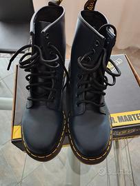 Dr. Martens Stivaletti (Anfibi) stringati 1460 in