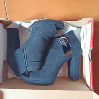 Scarpe con tacco aperte in pelle scamosciata nera