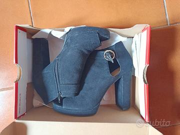 Scarpe con tacco aperte in pelle scamosciata nera