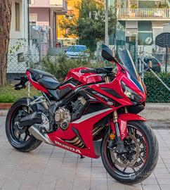 Honda CBR 650 R 2021 con porta targa e cupolino