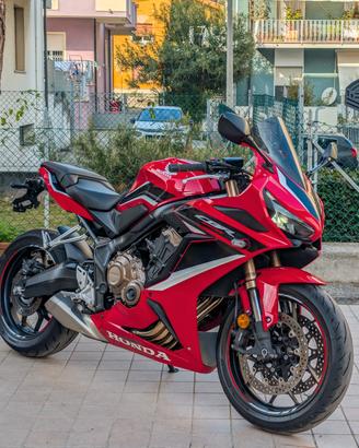 Honda CBR 650 R 2021 con porta targa e cupolino