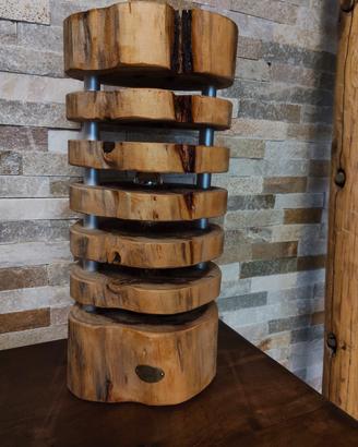 Lampada in legno artigianale.