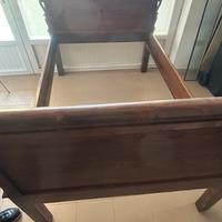 Letto antico in legno ristrutturato
