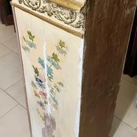 Comodino decorato a mano con motivi floreali