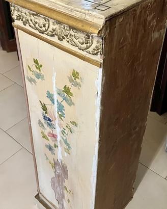 Comodino decorato a mano con motivi floreali