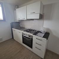 cucina con elettrodomestici 