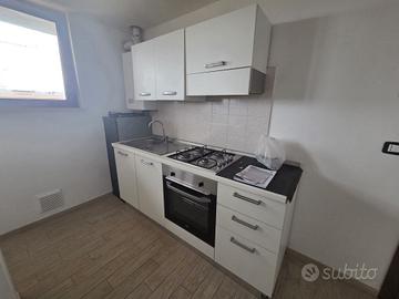 cucina con elettrodomestici 