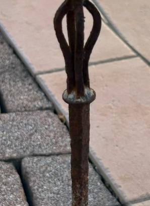 Vecchio chiodo lavorato.