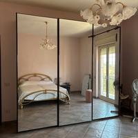 Armadio laccato nero scorrevole con specchi