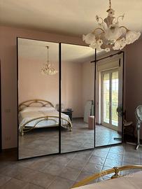 Armadio laccato nero scorrevole con specchi