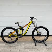 Bicicletta downhill Giant Glory