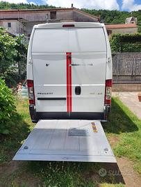 Furgone Peugeot Boxer con pedana e coibentazione