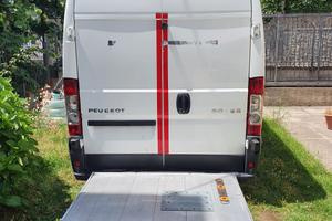 Furgone Peugeot Boxer con pedana e coibentazione