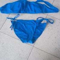 Bikini blu a fascia con laccetti