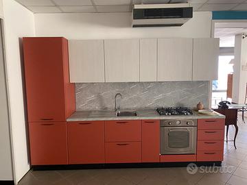 Cucina in colorazione corallo