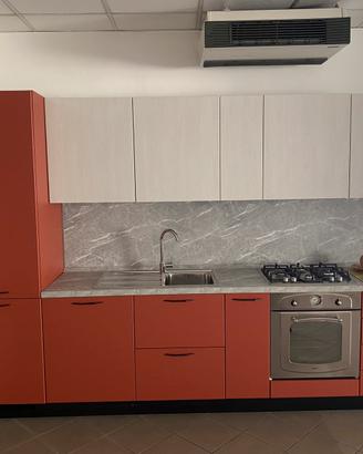 Cucina in colorazione corallo