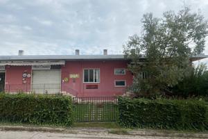 Amplio Locale Commerciale in zona Artigianale