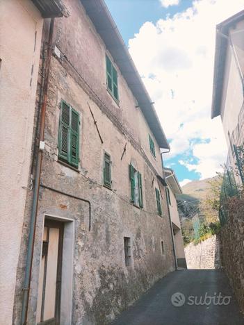 Carpe casa da terra a tetto da ristrutturare