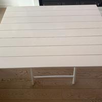 Tavolo bianco in legno