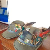 COPPIA DI CAPPELLI MILITARI DA ALPINO D'EPOCA