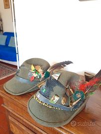 COPPIA DI CAPPELLI MILITARI DA ALPINO D'EPOCA