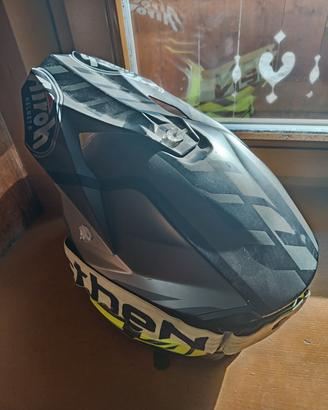 Casco e occhiali da cross 