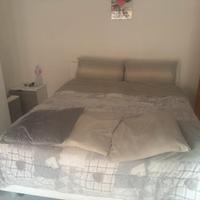 Stanza da letto completa di televisione