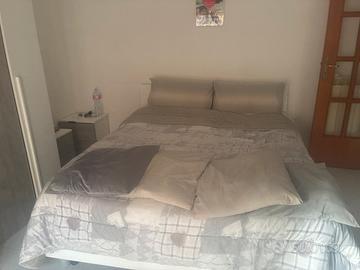 Stanza da letto completa di televisione