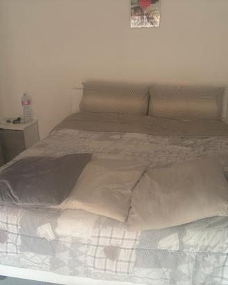 Stanza da letto completa di televisione