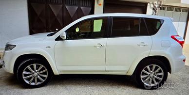 Rav4 D-4D  s.cambio o permuto  utilitaria diesel-