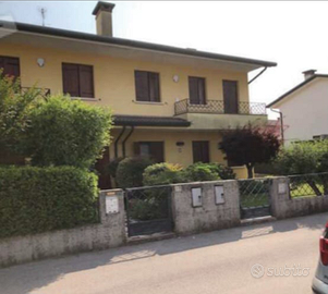 Schiera di testa con giardino su 3 lati