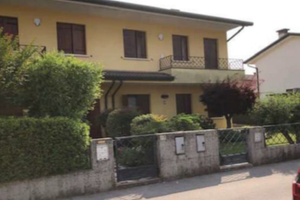 Schiera di testa con giardino su 3 lati