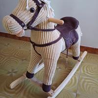 Cavallo a dondolo in legno e tessuto 