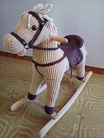 Cavallo a dondolo in legno e tessuto 