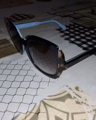 Occhiali da sole marca Prada