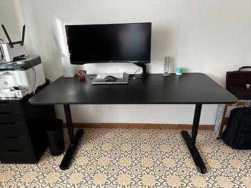 Scrivania Ikea Bekant 160 x 80 con portamonitor