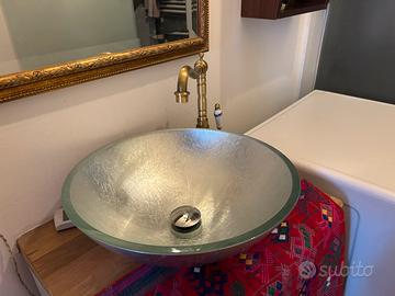 Lavabo in veyro verde chiaro con ribinetto in otto