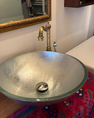 Lavabo in veyro verde chiaro con ribinetto in otto