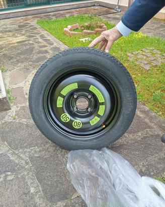 ruotino opel corsa con chiave per bulloni e cric