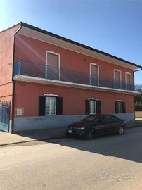 Palazzo / Stabile di 250 m² con più di 5 locali a 