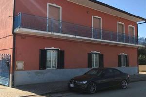Palazzo / Stabile di 250 m² con più di 5 locali a 