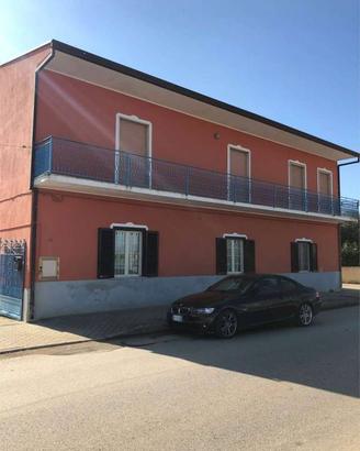 Palazzo / Stabile di 250 m² con più di 5 locali a 