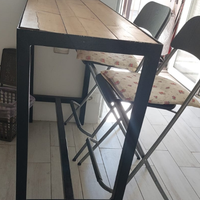 Tavolo da cucina con sgabelli